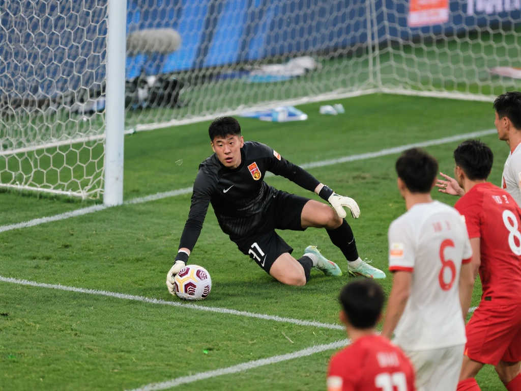 庫裏稱贊愛德華茲是優秀球員 只需避免對他犯規.